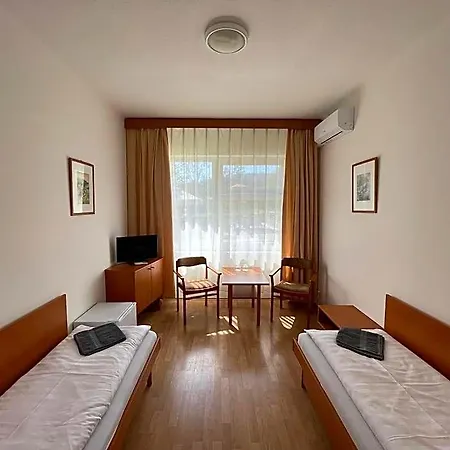 Hello Balcsi Apartmanhaz 住宿加早餐酒店 3*