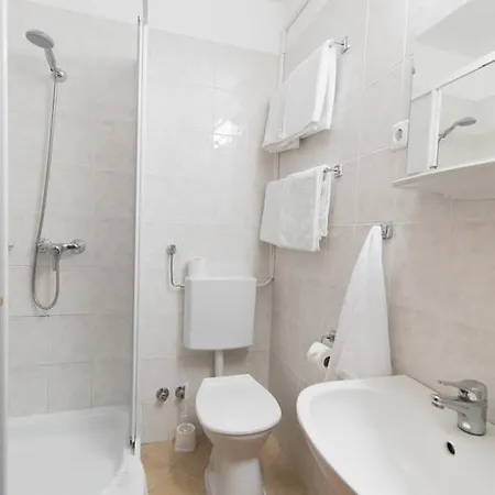 Hello Balcsi Apartmanhaz 住宿加早餐酒店 蒂豪尼